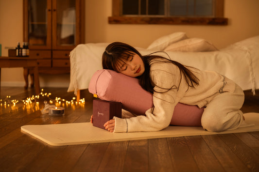 ボルスター・ライトに身を預けてゆだねる時間｜ヨガワークス