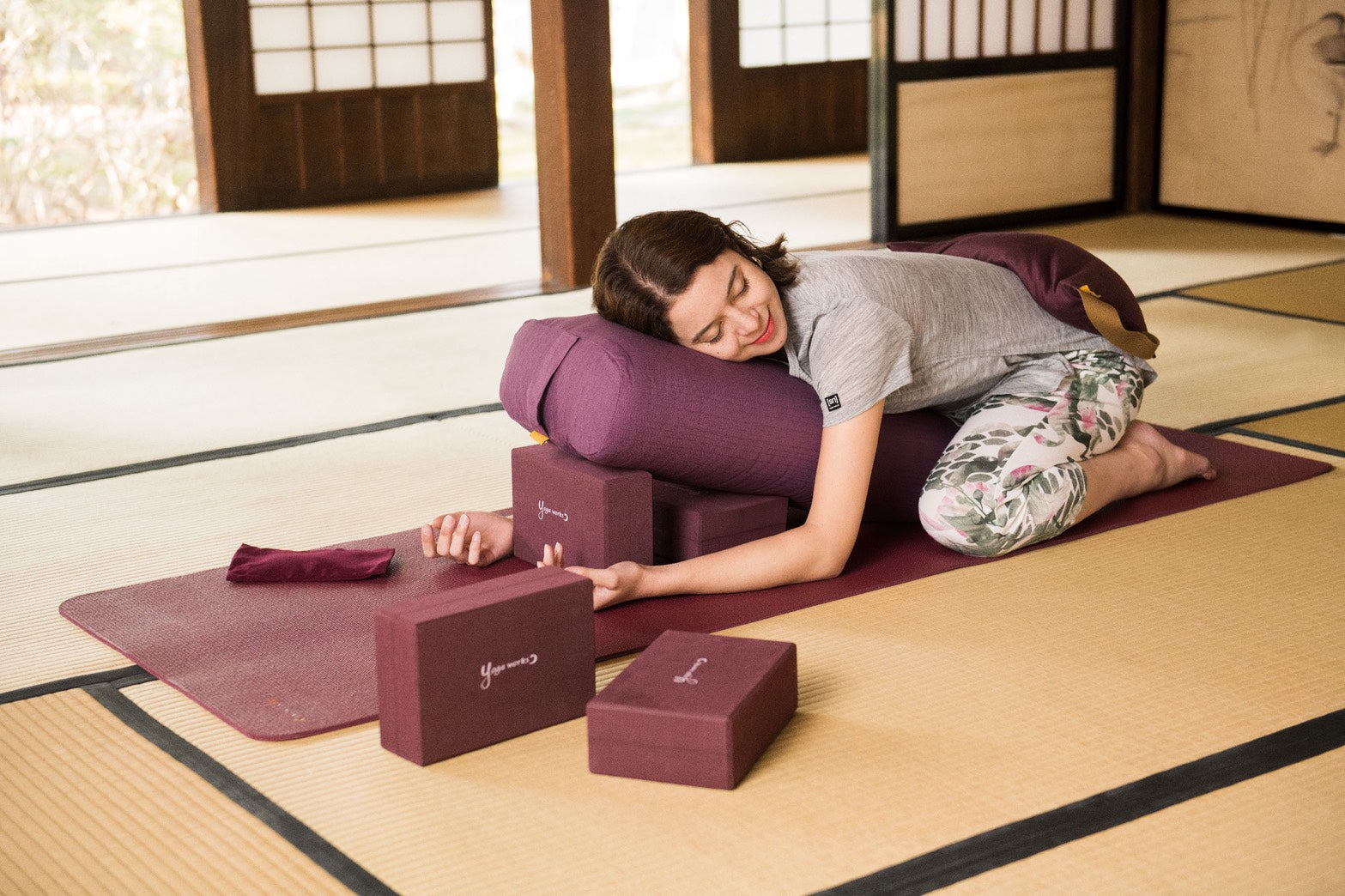 支えのあるチャイルドポーズ