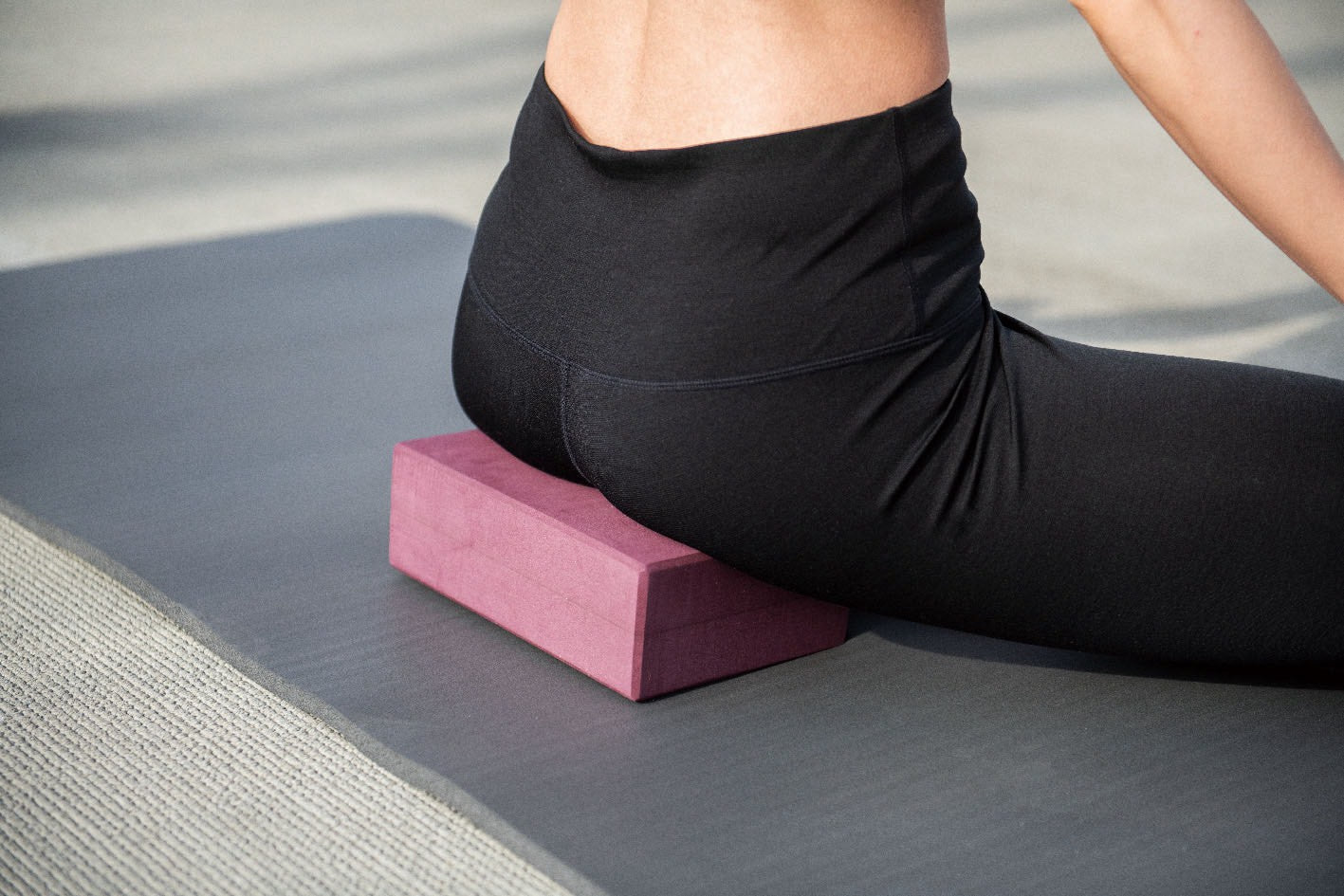 骨盤を立てて座るポーズの写真