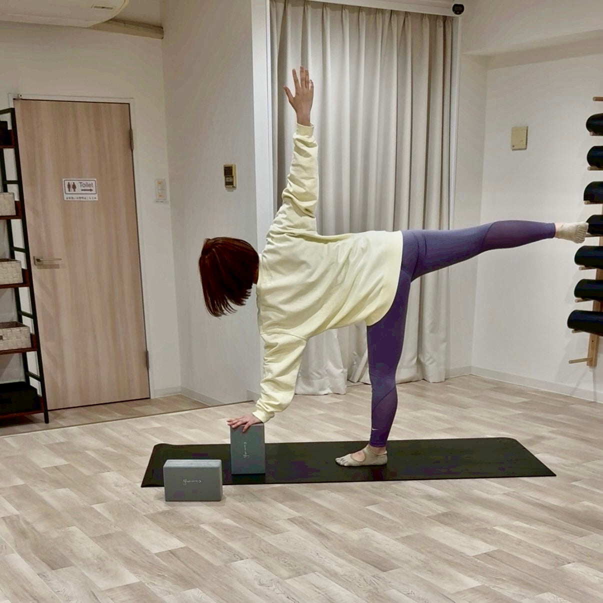 アルダチャンドラーサナのポーズ写真