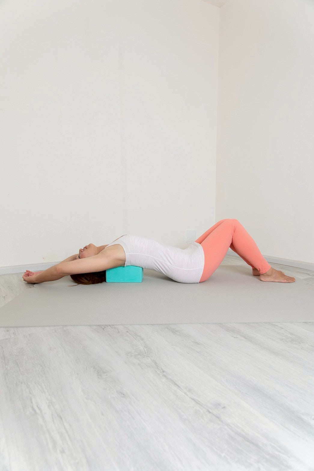 胸を広げるポーズの写真