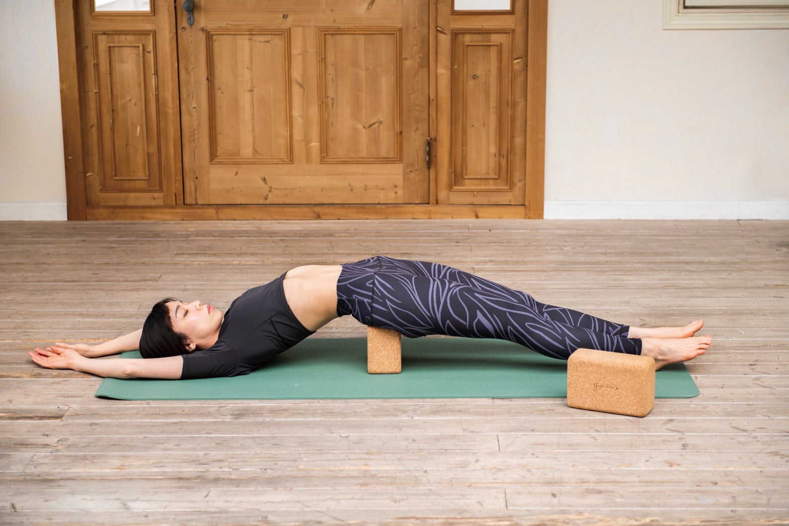 仰向けで膝を立てたポーズ写真