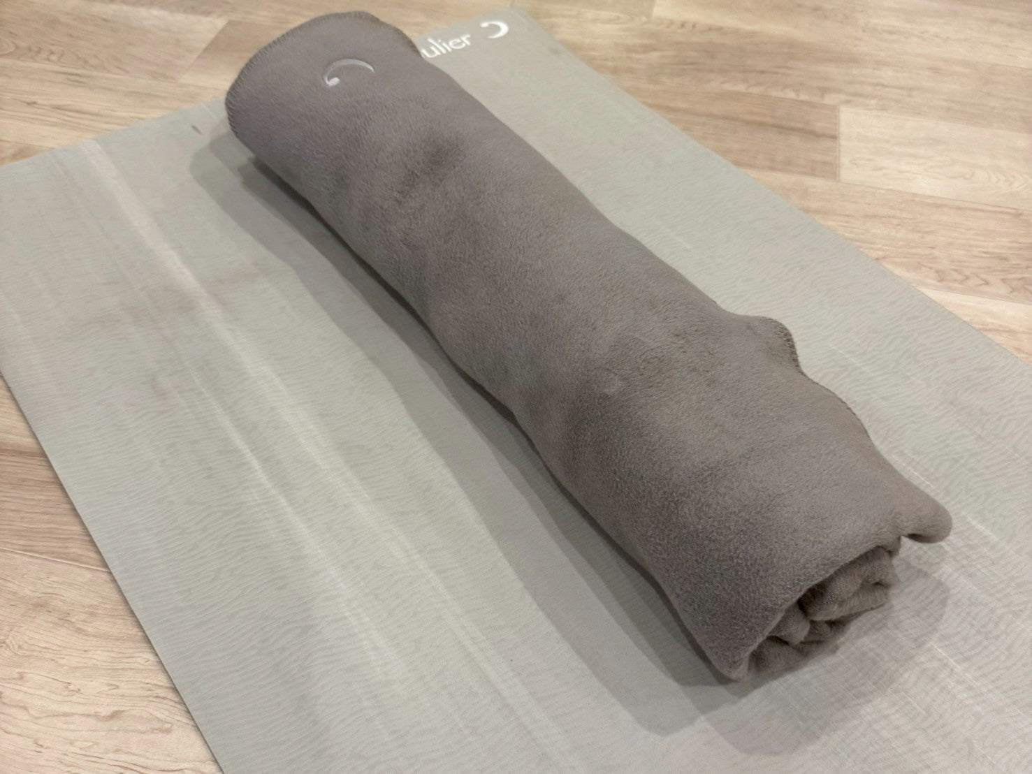 丸めたヨガブランケットの写真