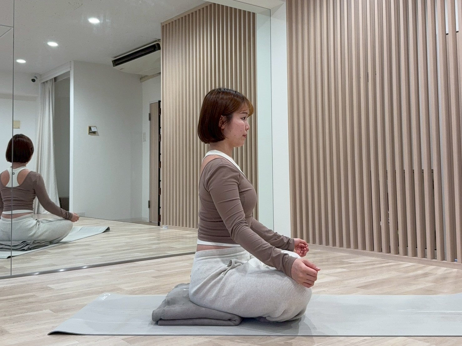 スカーサナでヨガブランケットの上に座っている写真