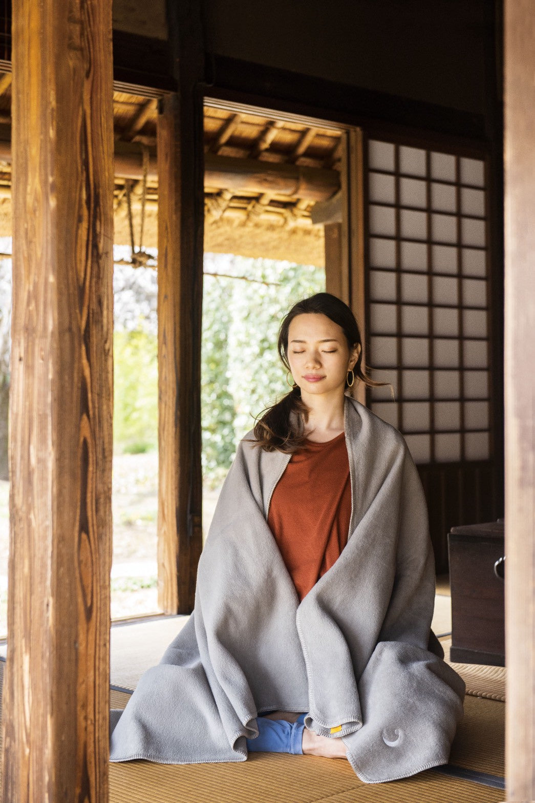 ヨガブランケットに包まれるイメージ