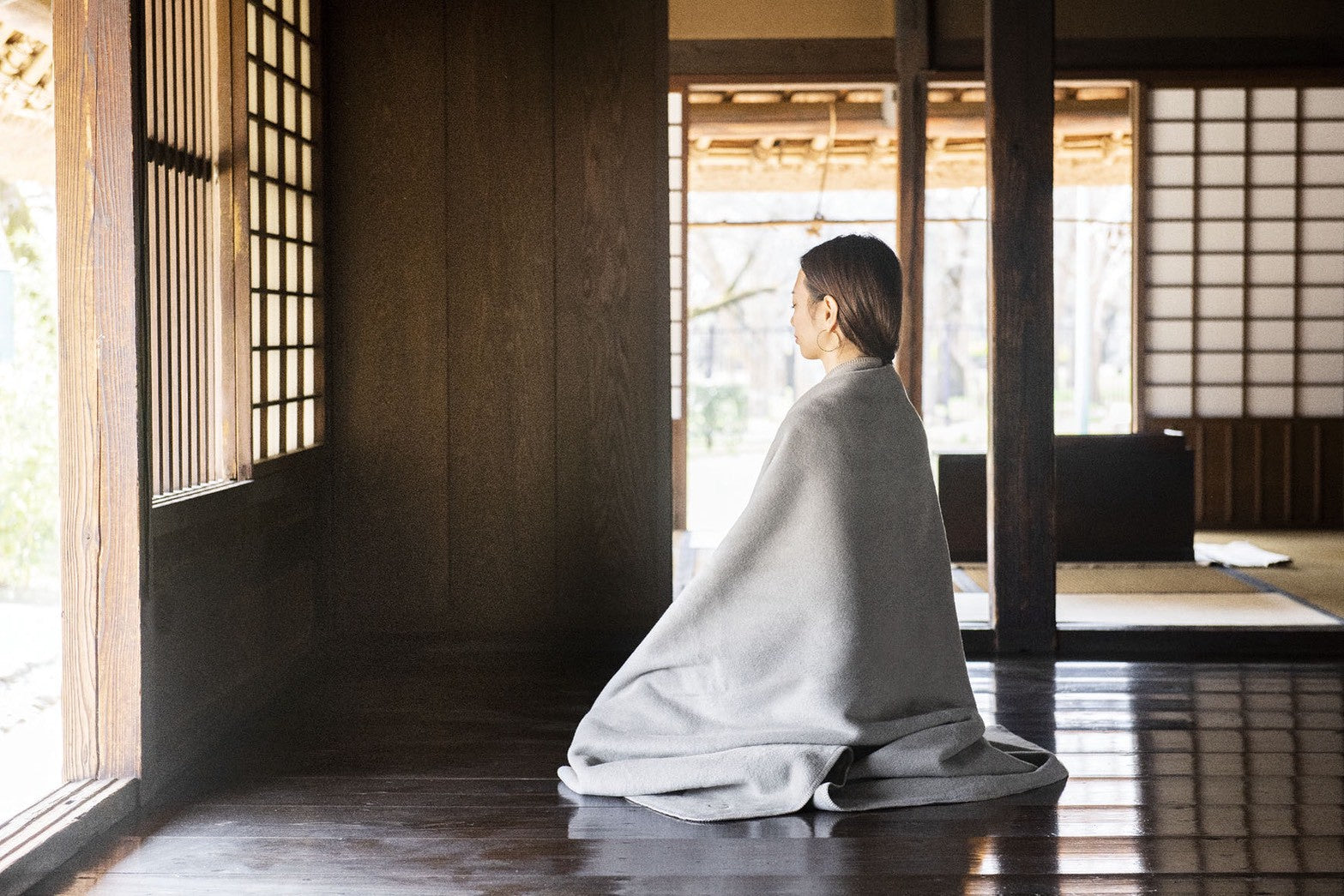 ヨガブランケットで外界からの刺激を遮るイメージ