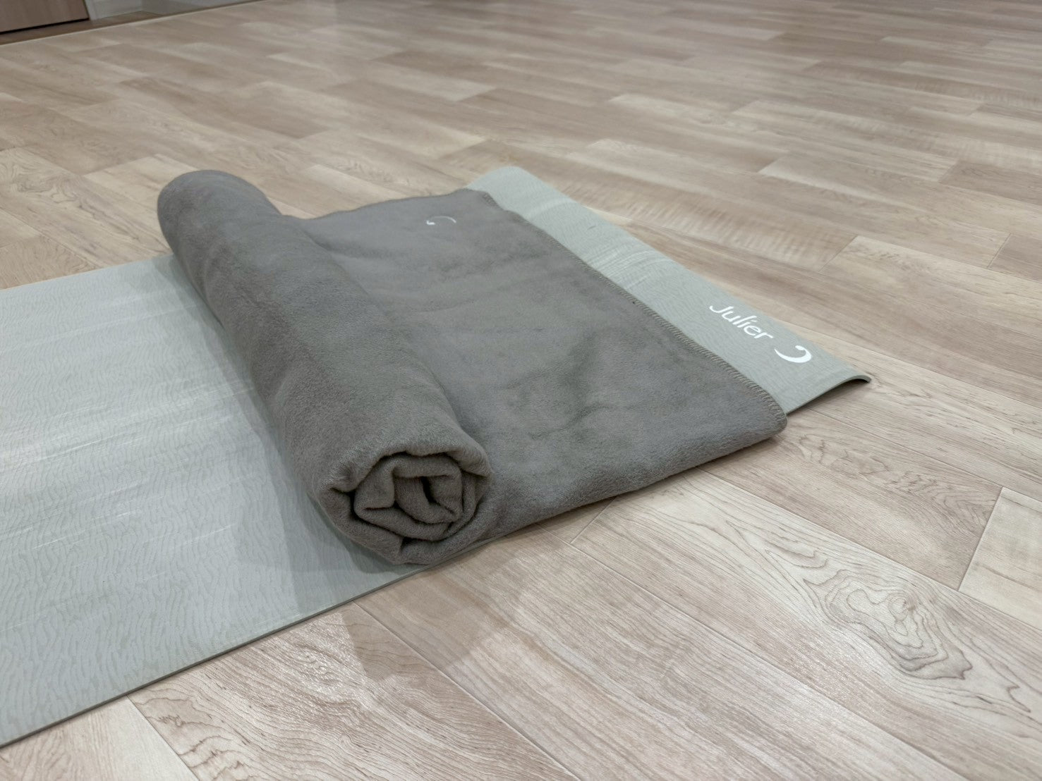 ヨガブランケットの折り畳みや丸め方の例