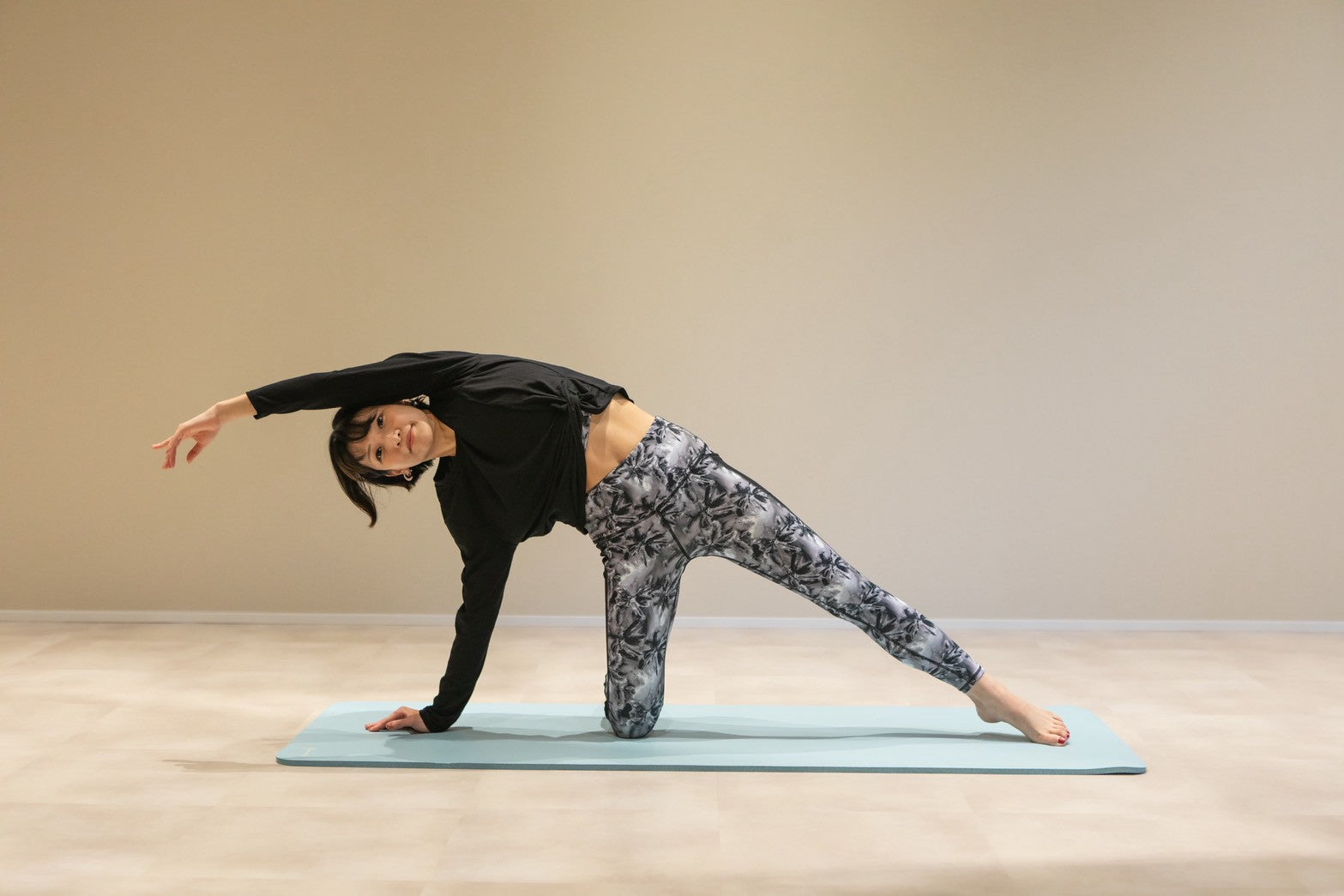 アルダ・マンダラーサナのポーズ写真