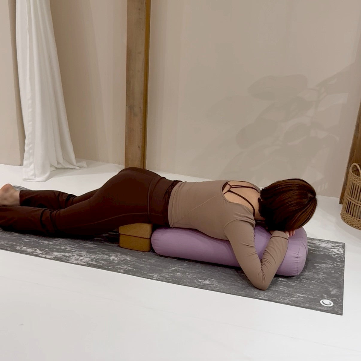 マカーラ・アーサナのポーズ写真